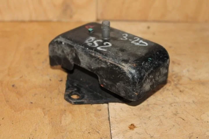 Б.у. опора двигателя MITSUBISHI PAJERO SPORT KH8W MITSUBISHI PAJERO SPORT KH8W