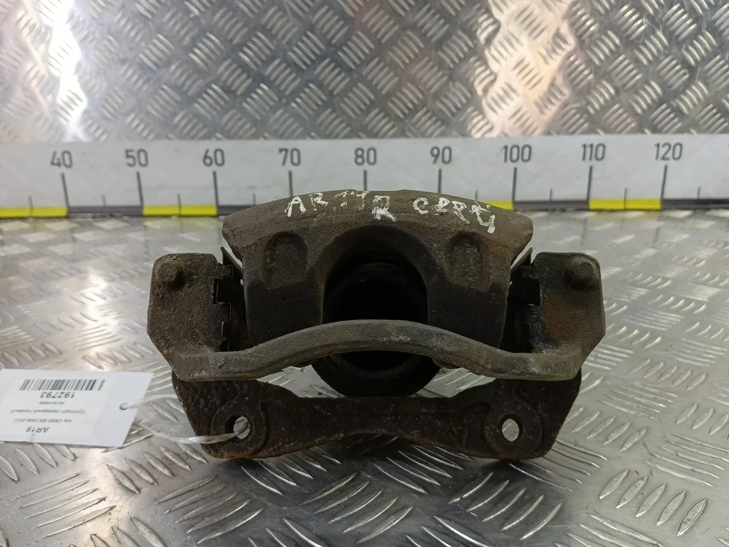 Суппорт передний правый Kia Ceed ED рестайлинг (2