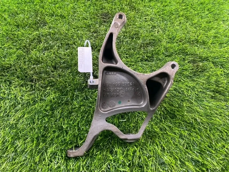 Кронштейн крепления двигателя Audi A8 2009 4E0199370AR D3 BVJ 4.2, правый