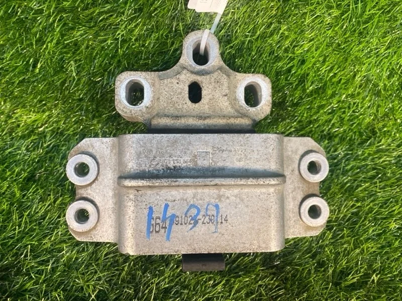 Опора двигателя Volkswagen Tiguan 2009 3C0199555 5N CAW 2.0T, левая