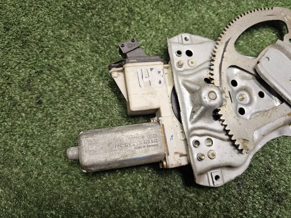 Моторчик стеклоподъемника правый Toyota Corolla