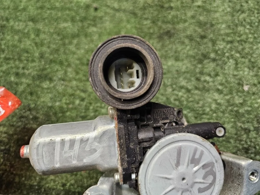 Моторчик стеклоподъемника задний правый RAV4