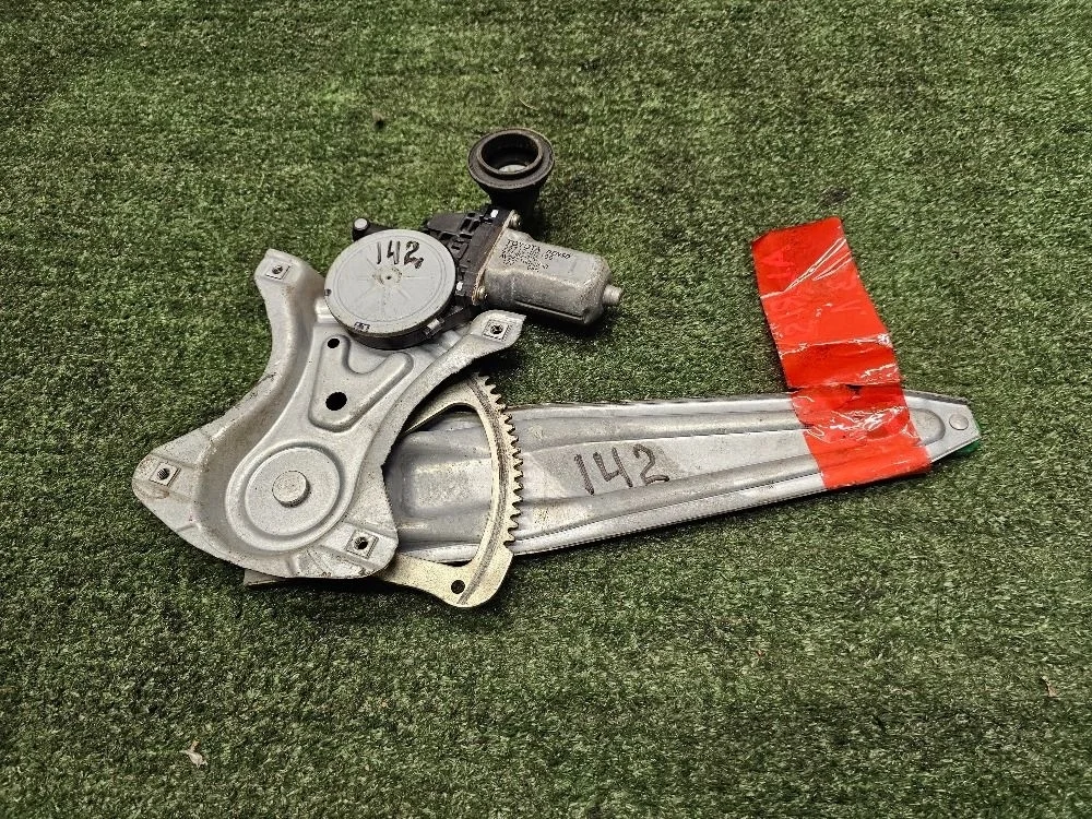 Стеклоподъемник электр. задний левый Toyota Auris