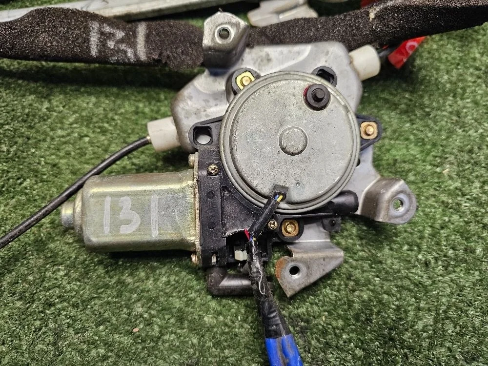 Моторчик стеклоподъемника передний правый FX35