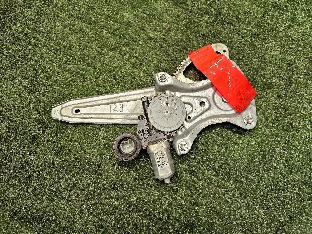 Стеклоподъемник электр. задний правый  Toyota