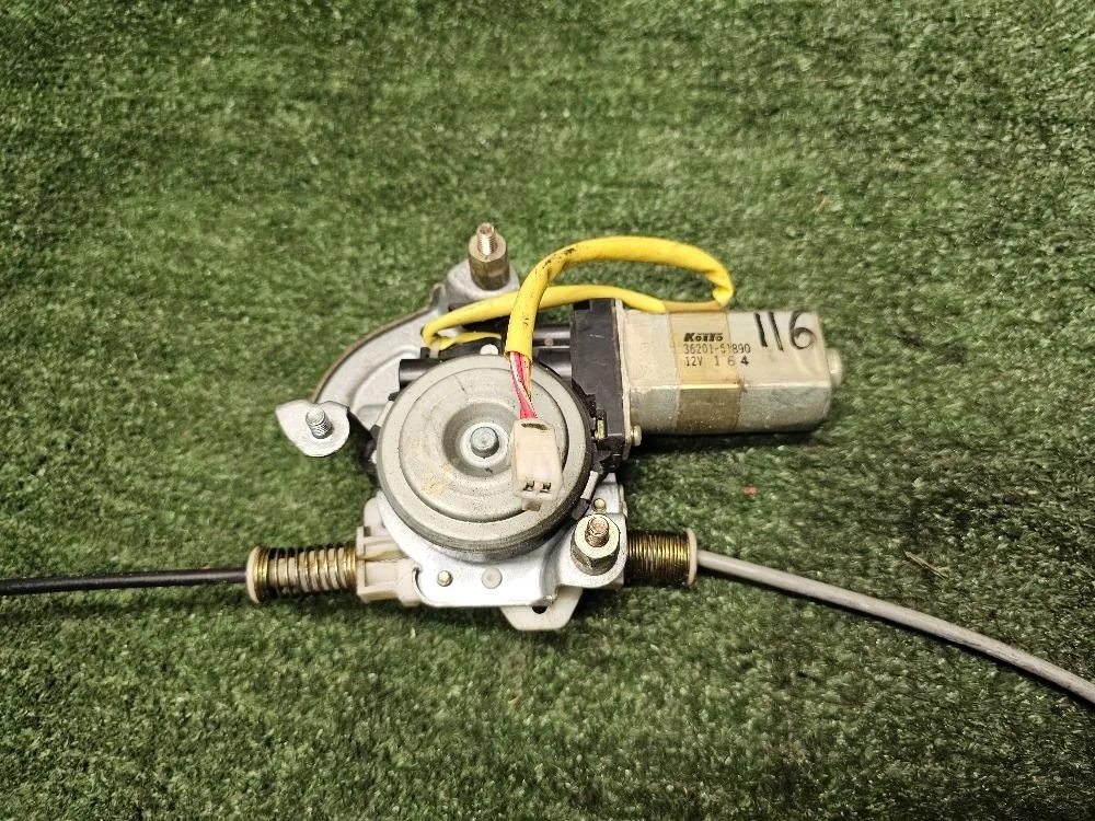 Моторчик стеклоподъемника передний правый Mazda