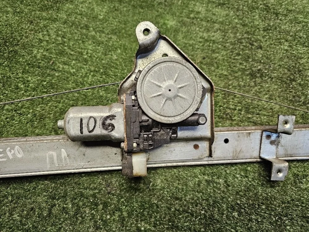 Моторчик стеклопод. перед. левый Mitsubishi Pajero