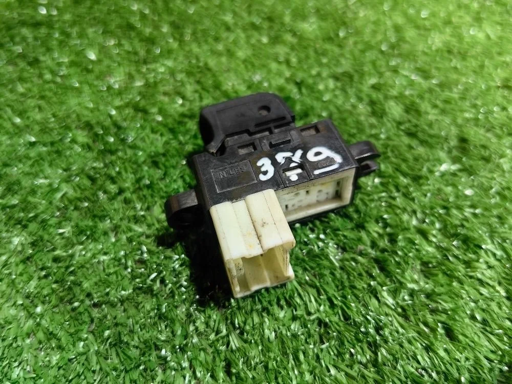 Кнопка стеклоподъемника Nissan Tiida