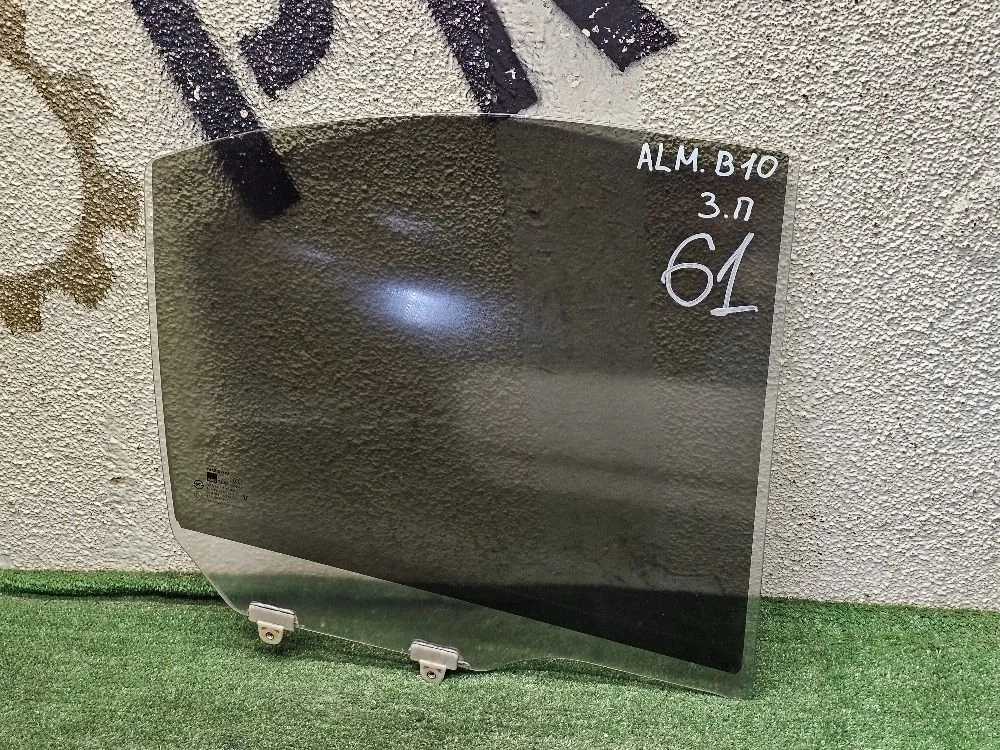 Стекло двери задней правой на Nissan Almera B10