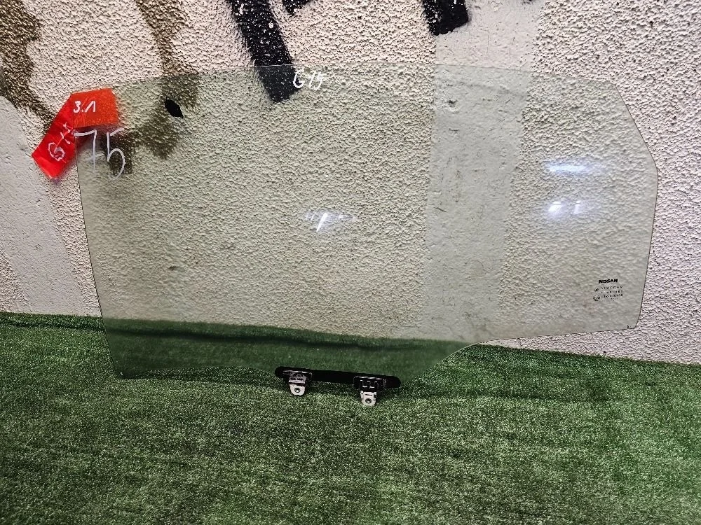 Стекло двери задней левой на Nissan Almera G15