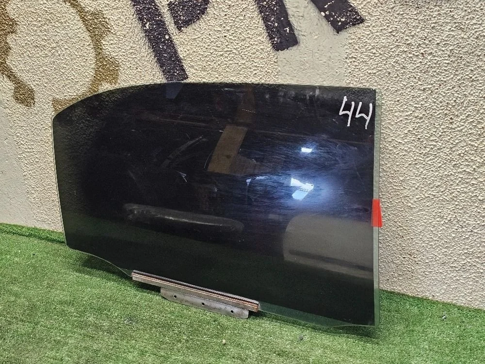 Стекло задней правой двери Toyota Corolla 120