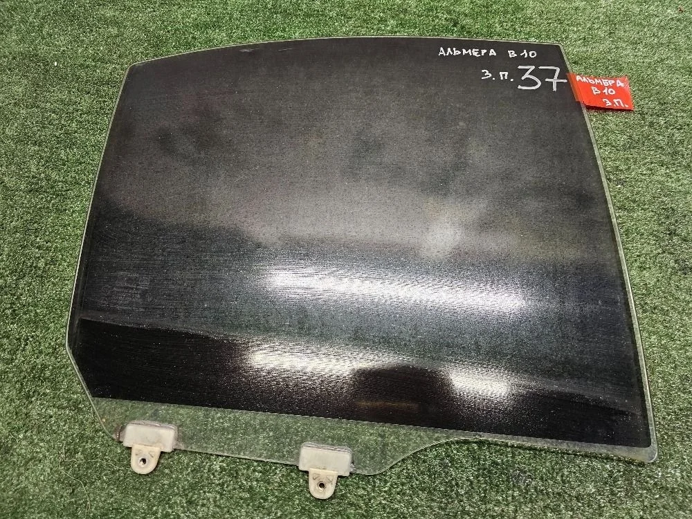 Стекло двери задней правой на Nissan Almera B10