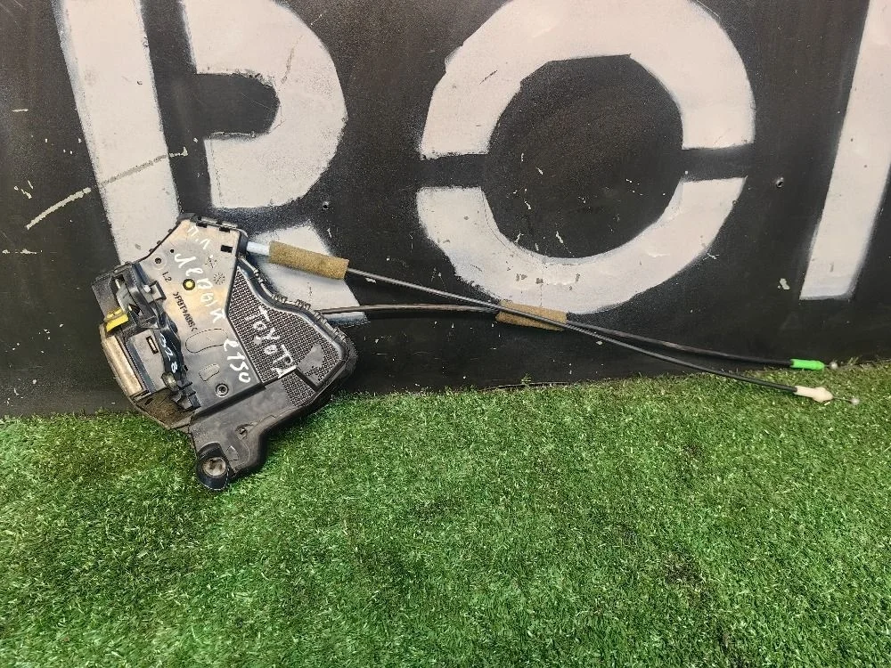 Замок двери передней левой Toyota Corolla E150