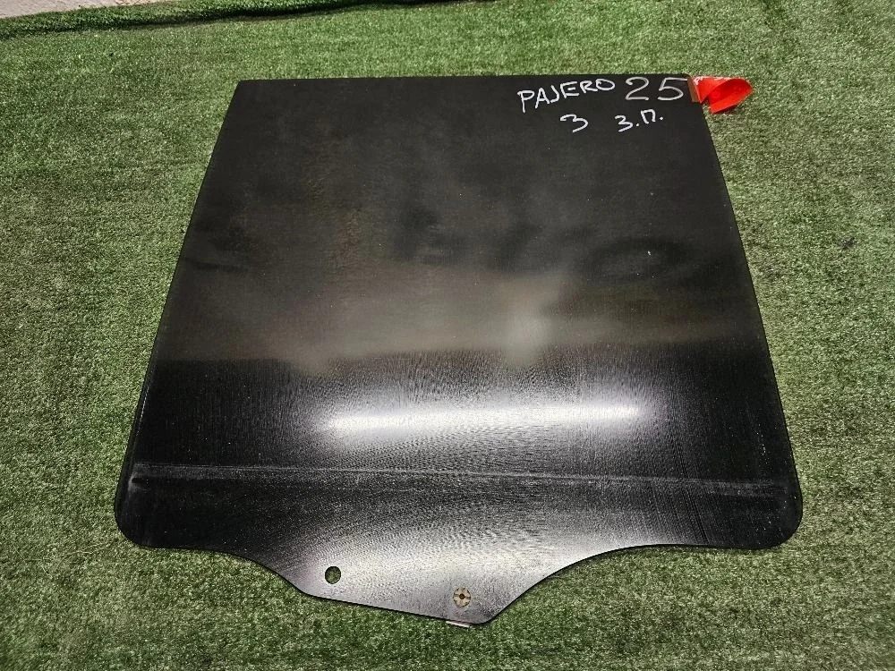 Стекло двери задней правой Mitsubishi Pajero III