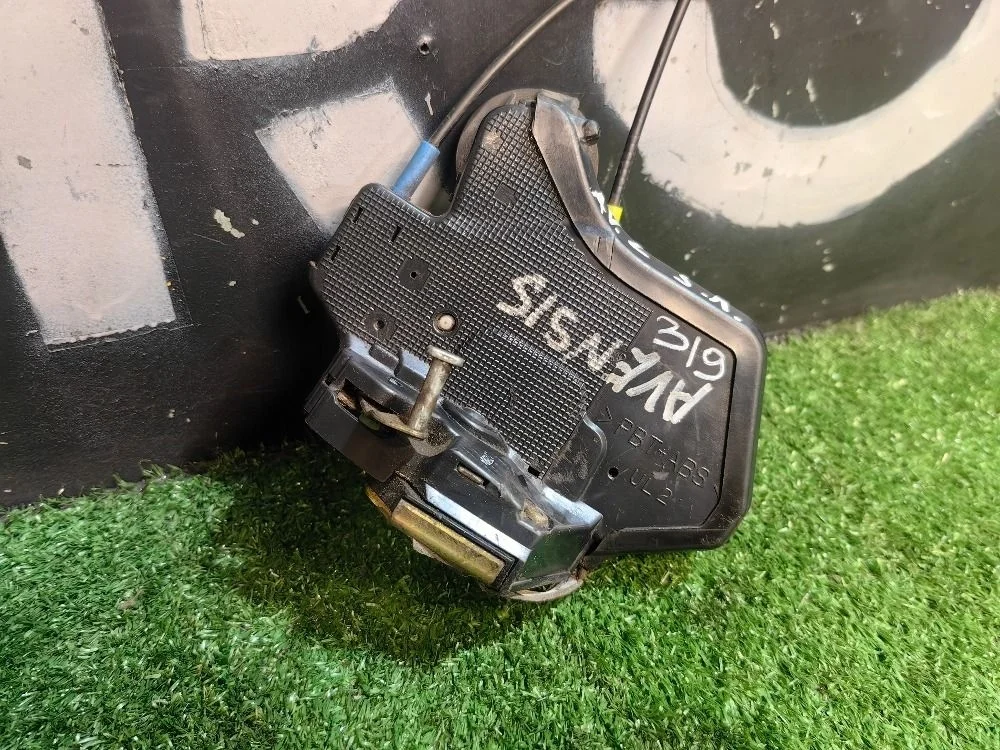 Замок двери задней левой Toyota Avensis T250