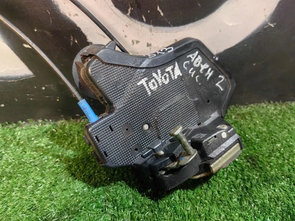 Замок двери задней левой Toyota Avensis T250