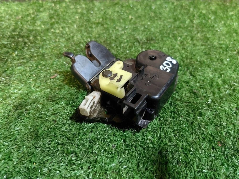 Замок багажника Nissan Almera B10 Classic