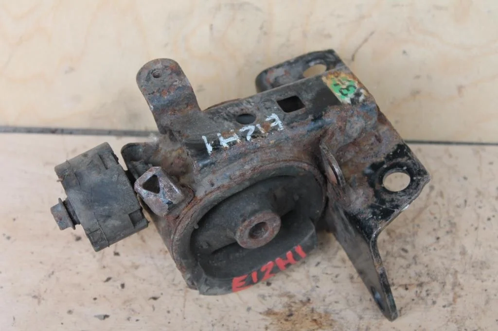 Б.у. опора двигателя TOYOTA COROLLA E120 TOYOTA COROLLA E120