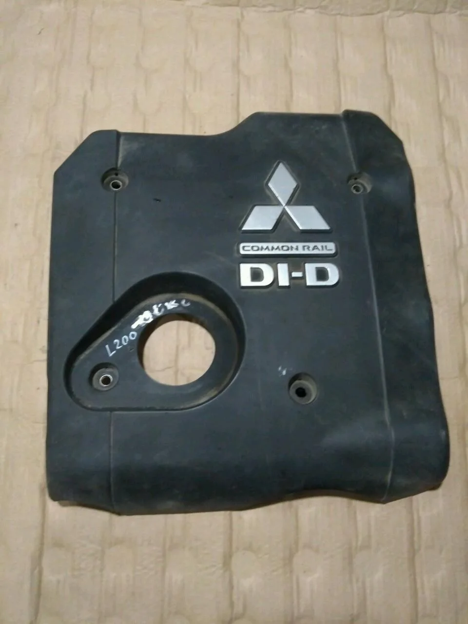 Б.у. крышка двигателя декоративная MITSUBISHI L200 KB4T MITSUBISHI L200 KB4T