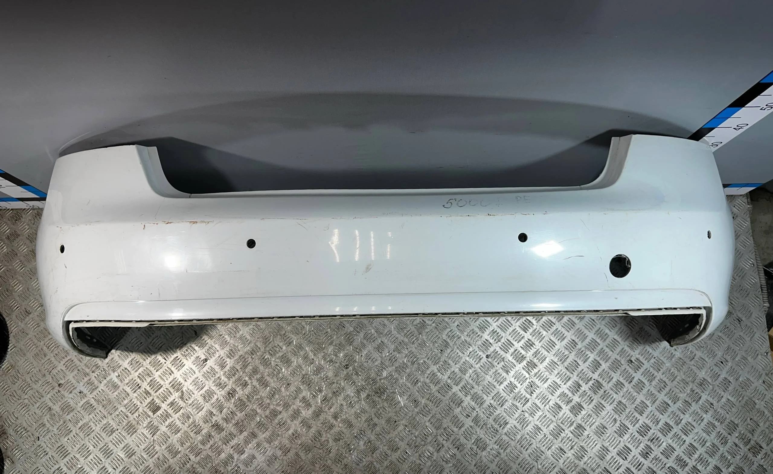 [Б/У] Бампер задний Audi A5/S5 8T Coupe/Sportback - под парктроники, маленькие вмятинки, трещина бокового крепления [Незначительные дефекты] [Код: 00318840 ]