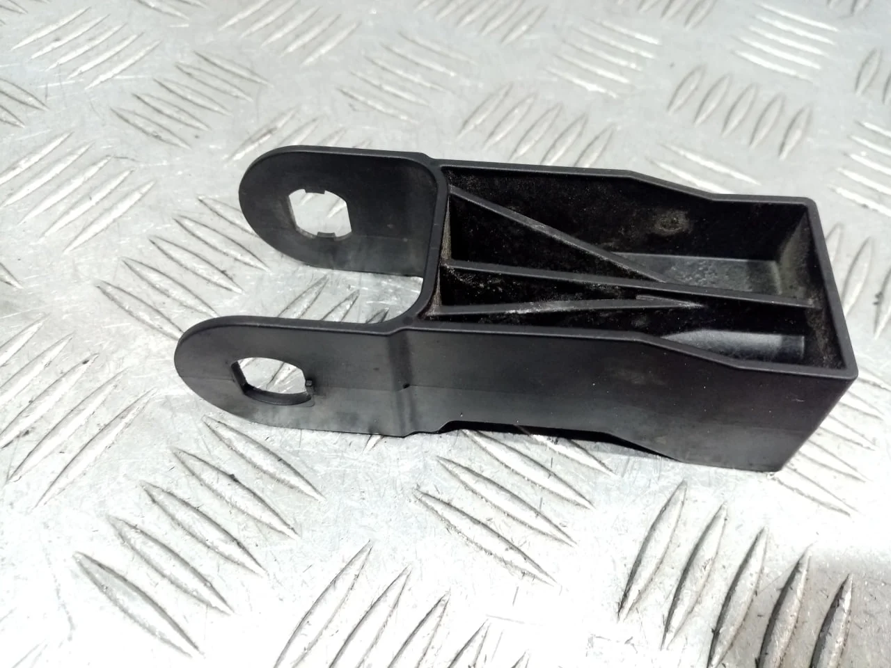 [Б/У] Кронштейн радиатора правый [Код: 00645820 ]