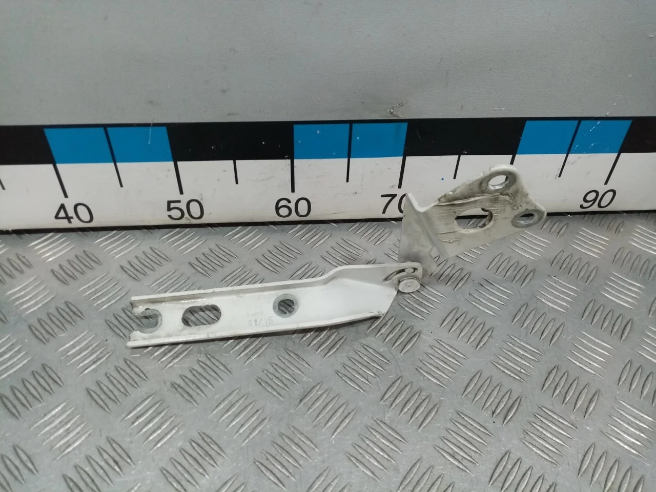 [Б/У] Петля капота левая Skoda Yeti [Код: 00641888 ]