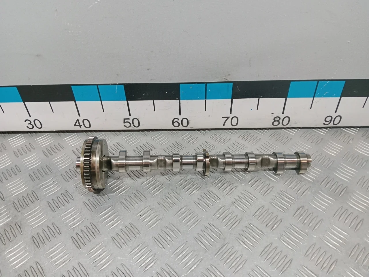 [Б/У] Распредвал впускной Audi VW Skoda Seat - Царапины на шейке где крепится кронштейн [Незначительные дефекты] [Код: 00641050 ]