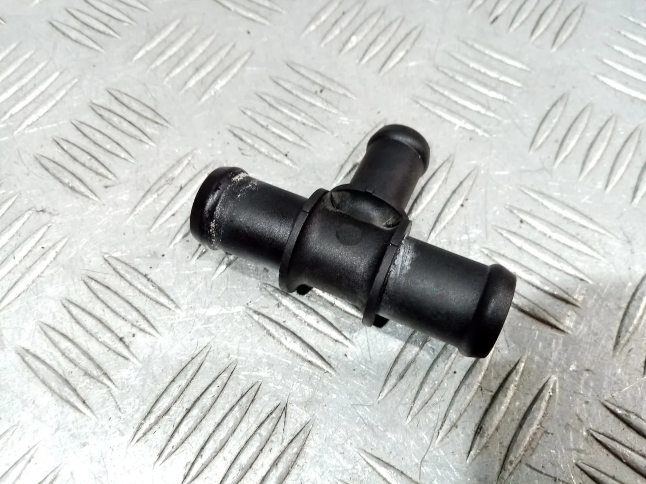 [Б/У] Тройник системы охлаждения [Код: 00645785 ]