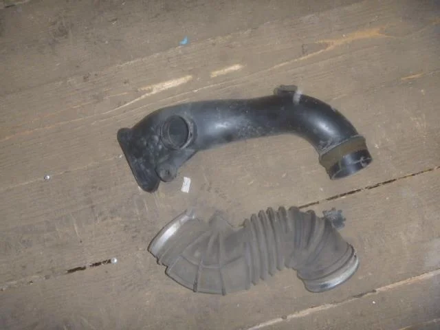 Б.у. патрубок воздушного фильтра TOYOTA AVENSIS ZZT251 TOYOTA AVENSIS ZZT251