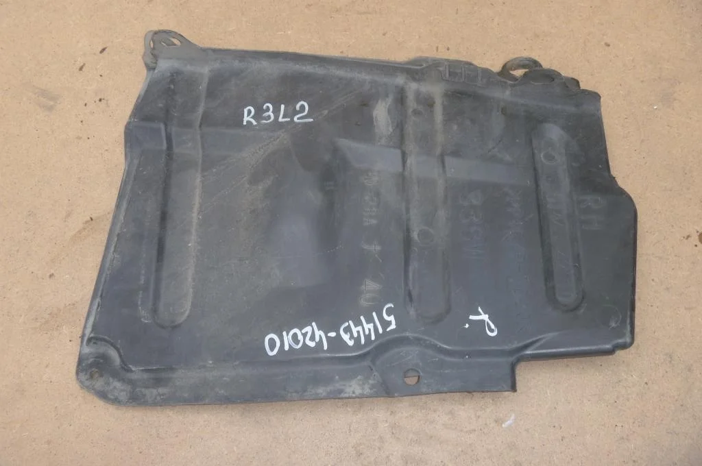 Б.у. пыльник двигателя TOYOTA RAV4 ACA30 TOYOTA RAV4 ACA30