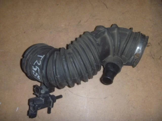 Б.у. патрубок воздушного фильтра TOYOTA AVENSIS ZZT251 TOYOTA AVENSIS ZZT251