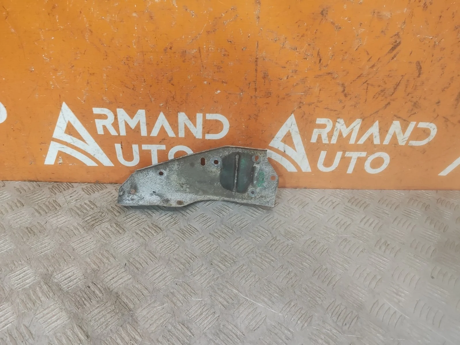 Кронштейн усилителя бампера верхний Mitsubishi Outlander 2012-нв 3