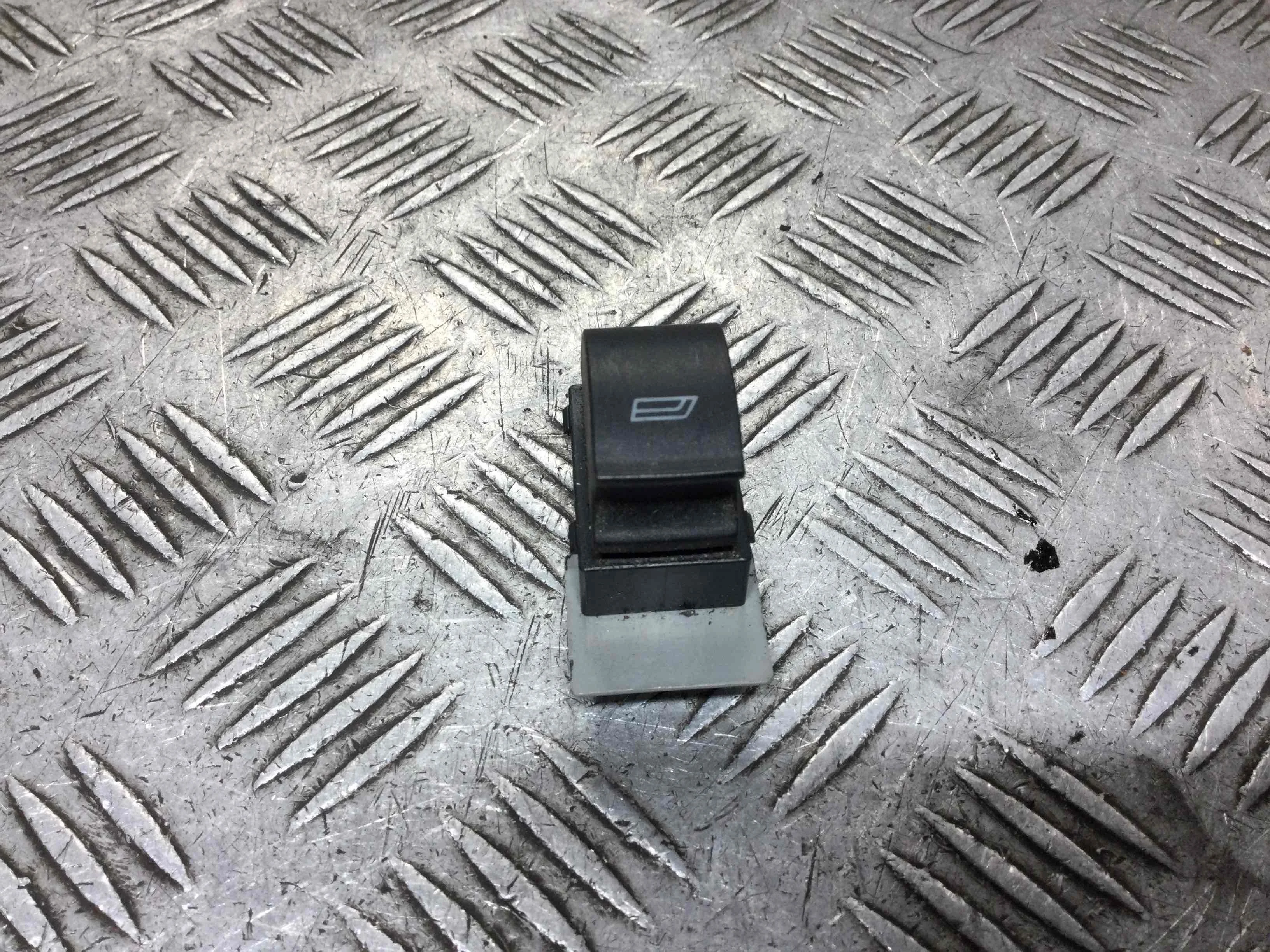 Кнопка стеклоподъемника заднего правого Audi A6 C5/4B (1997-2004) дизель 2.5 TDI Автомат Универсал