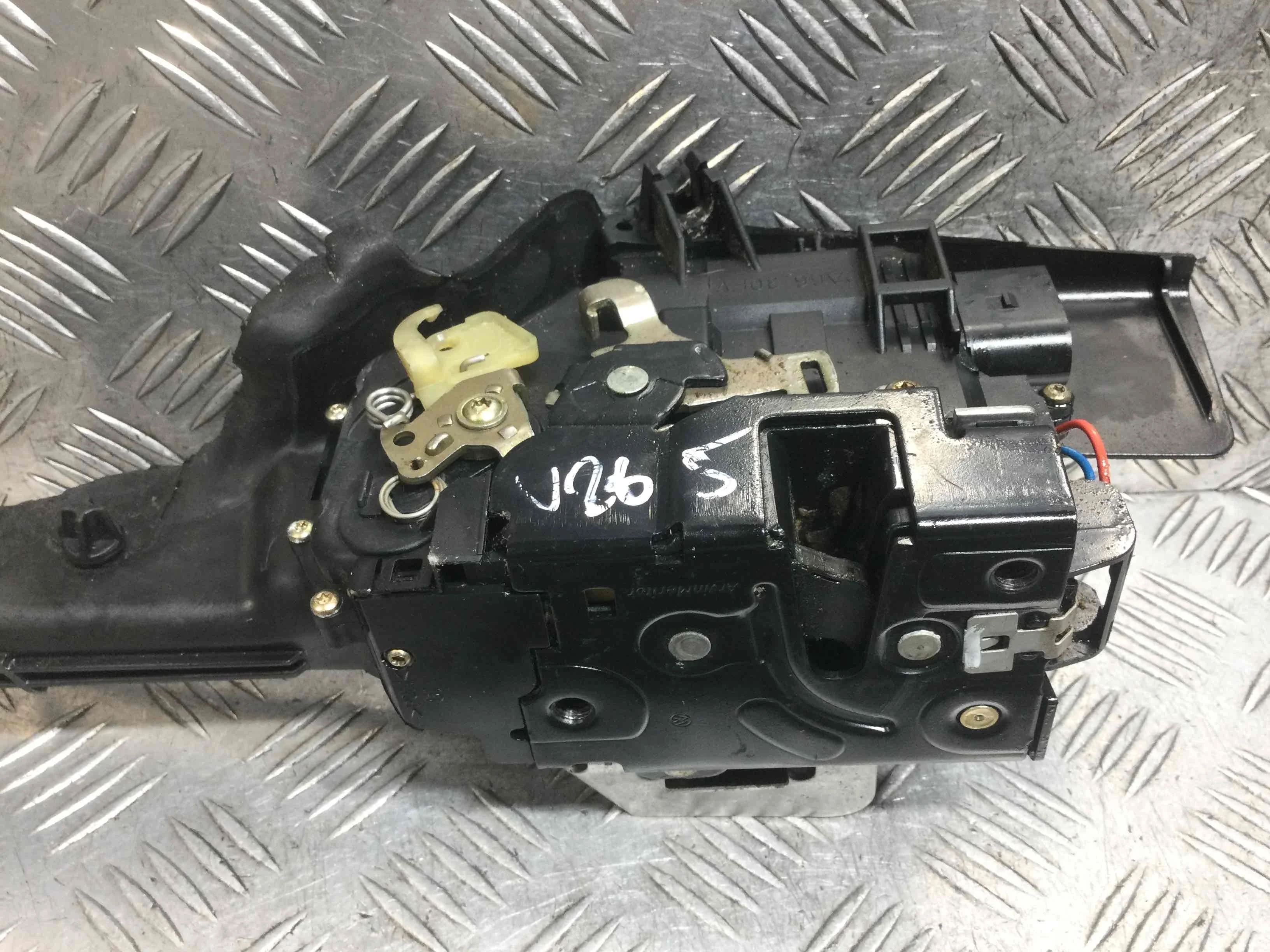 Замок двери задней левой Audi A4 B6 (2000-2005) дизель 2.5 TDI Автомат Универсал