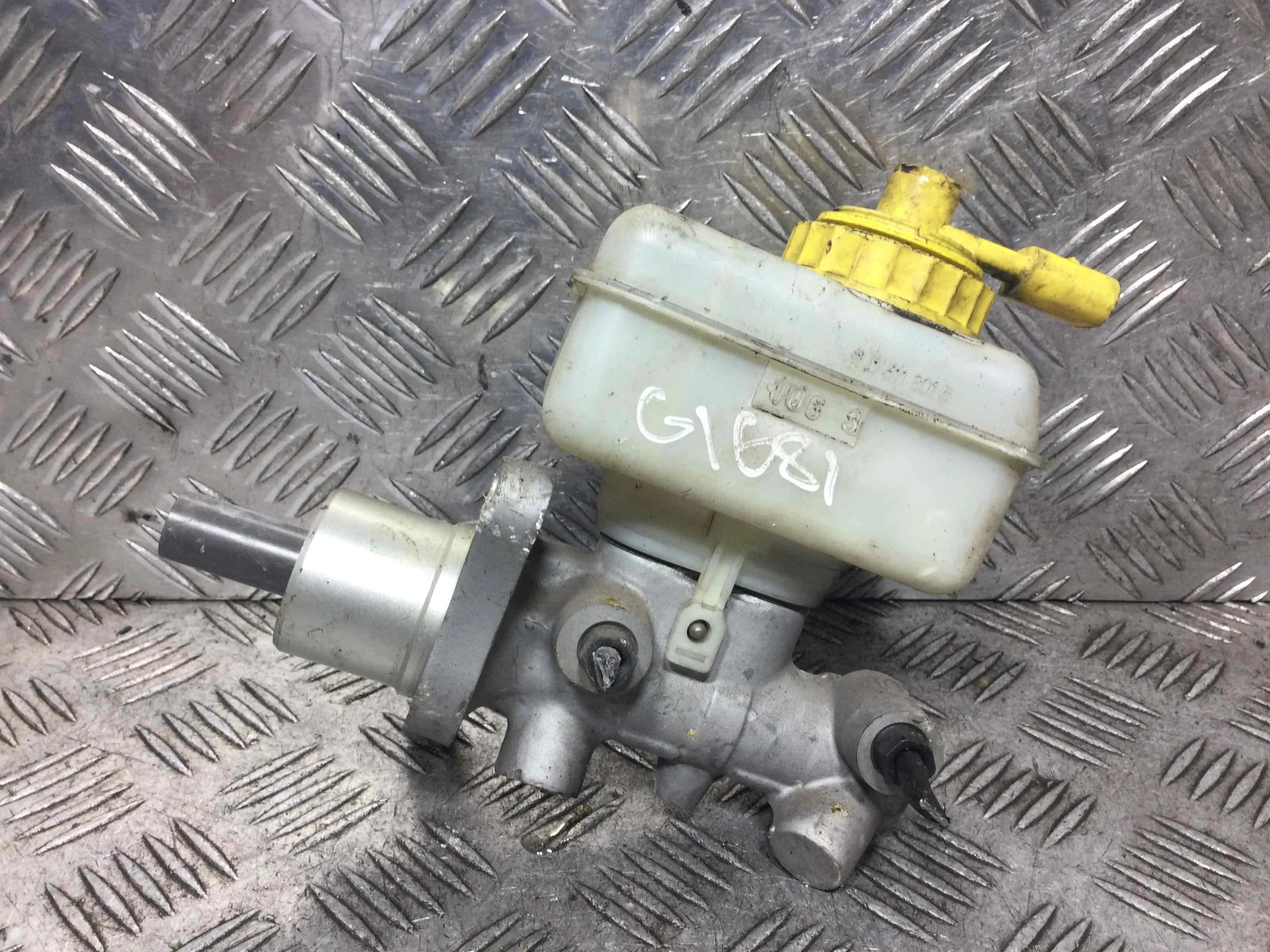 Цилиндр тормозной главный Volkswagen Golf 4 поколение (1997-2004) бензин 1.4 i Механика Х/б