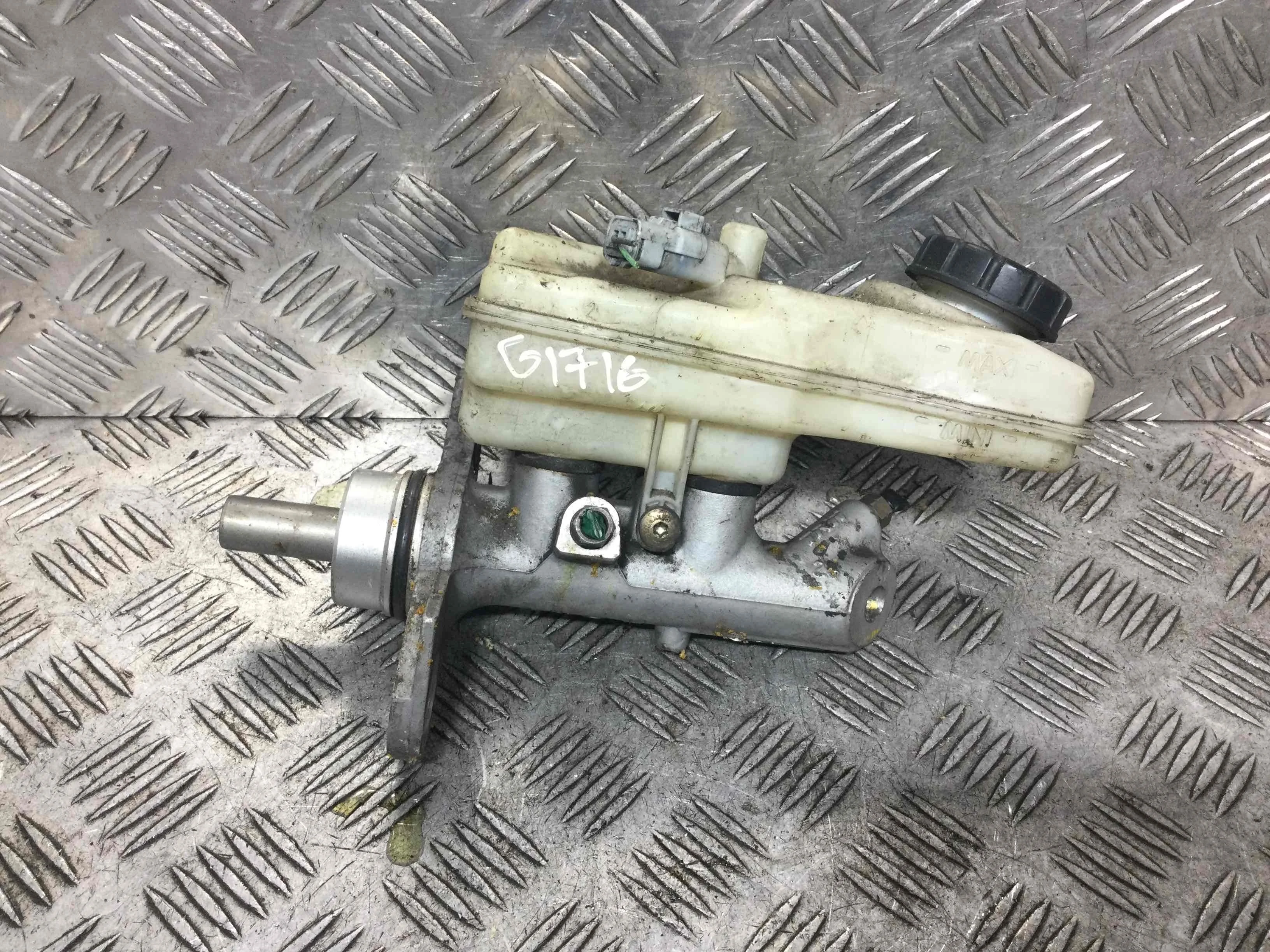 Цилиндр тормозной главный Renault Megane 2 поколение (2002-2006) бензин 2.0 i Механика Х/б