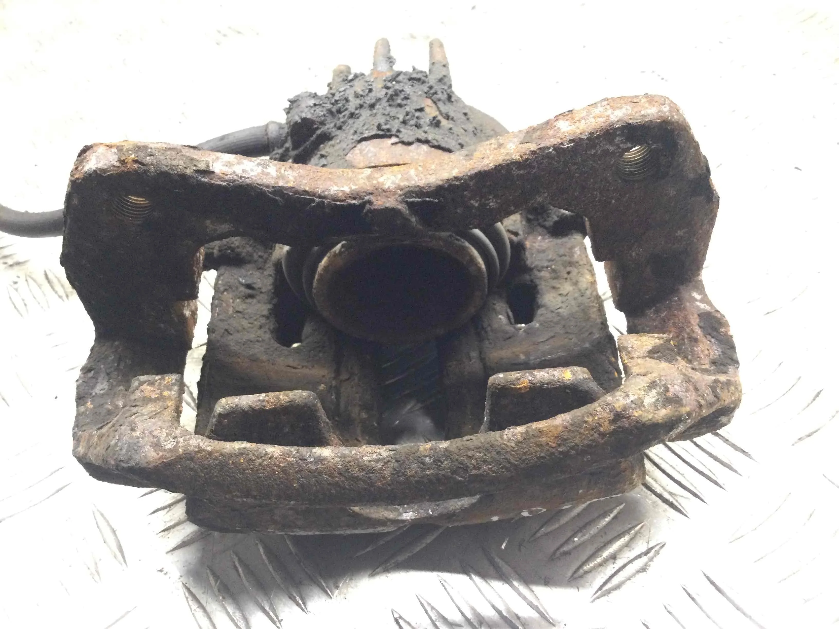 Суппорт передний левый Mitsubishi Space Star 1 поколение (1998-2002) бензин 1.3 i Механика Минивэн