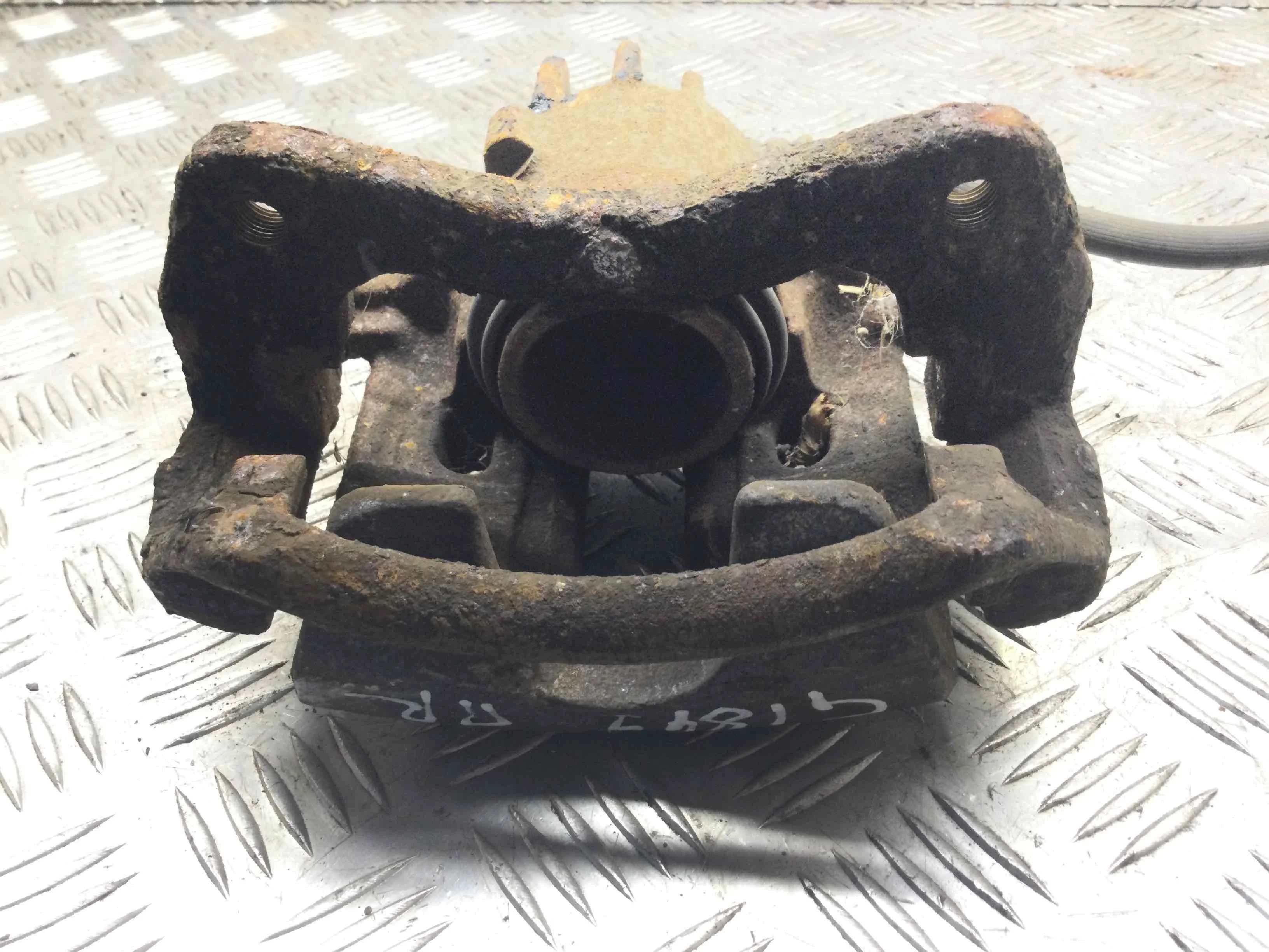 Суппорт передний правый Mitsubishi Space Star 1 поколение (1998-2002) бензин 1.3 i Механика Минивэн