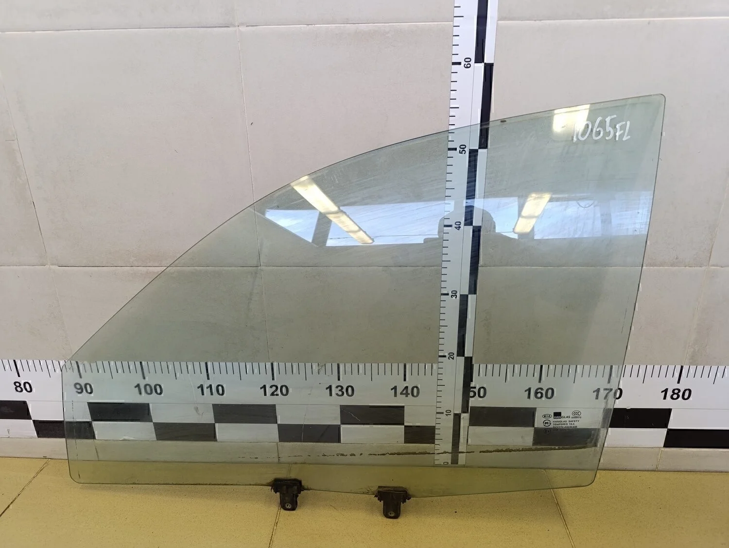 Стекло двери передней левой Magentis 2000-2005