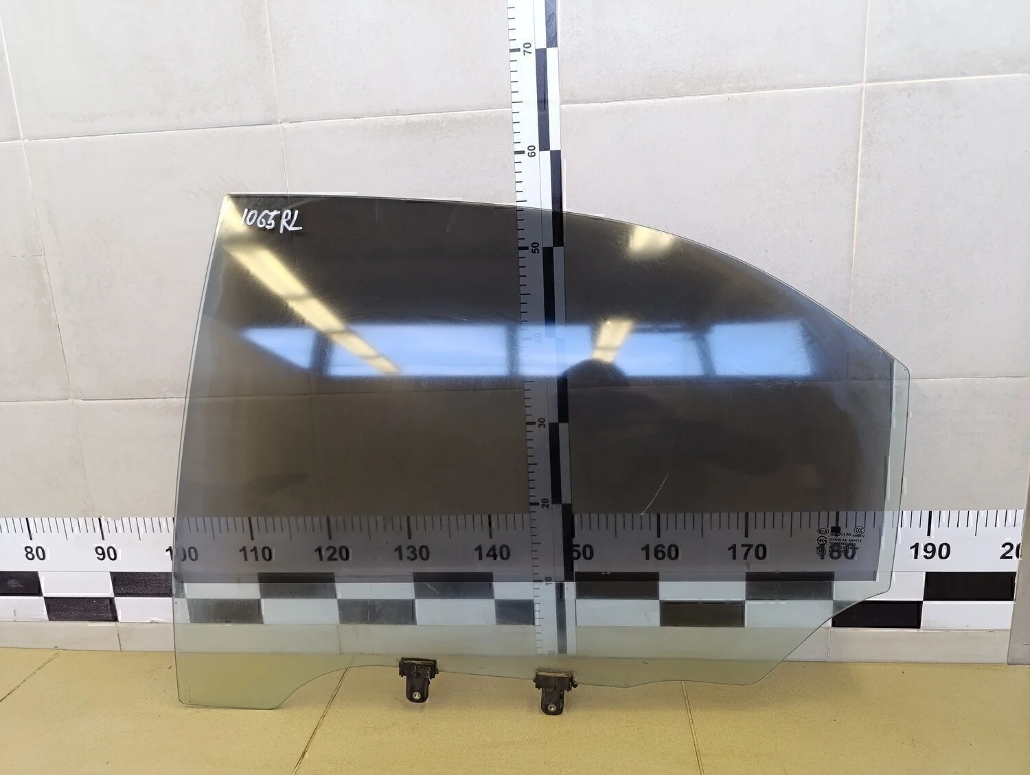 Стекло двери задней левой Magentis 2000-2005