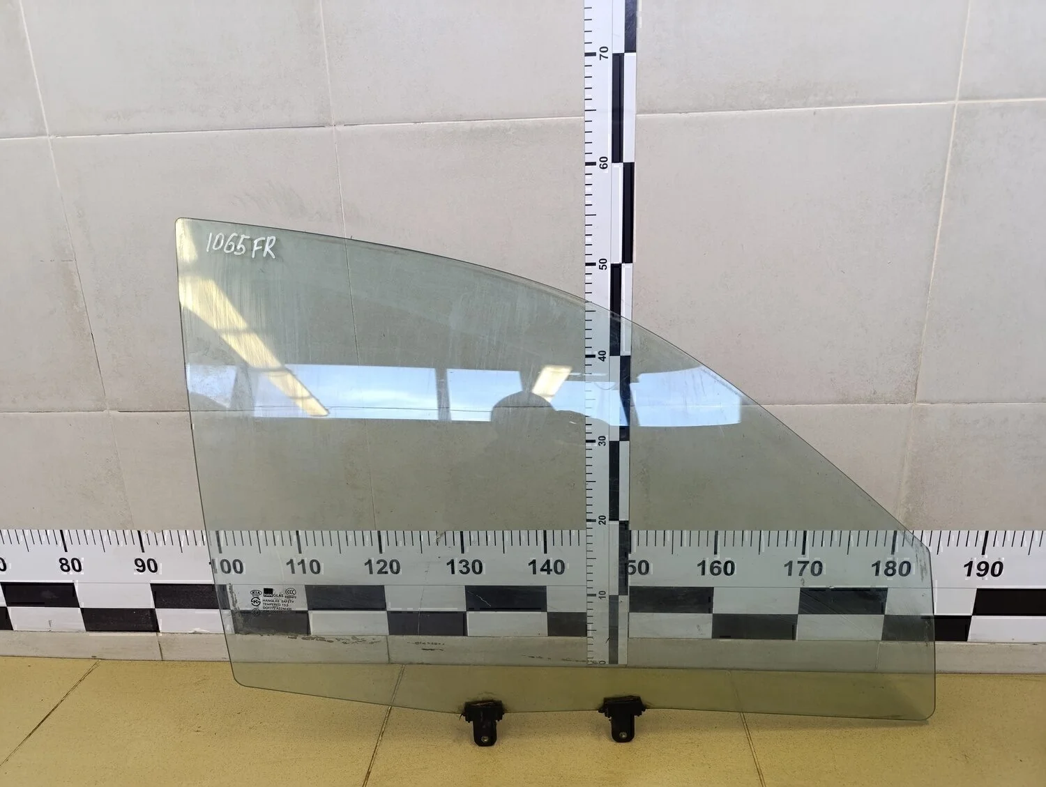 Стекло двери передней правой Magentis 2000-2005