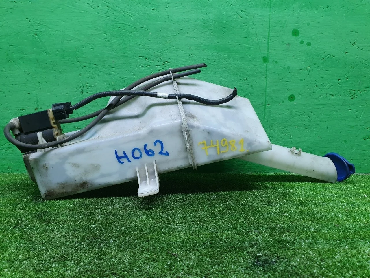 Бачок омывателя Kia VENGA 2010-2014