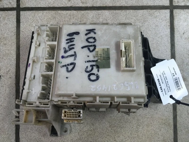 Блок предохранителей Toyota Corolla 2006 - 2013 8273012390 E150