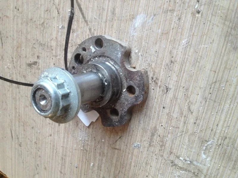 Цапфа Volkswagen Polo 2011 - 2015 6RU501117