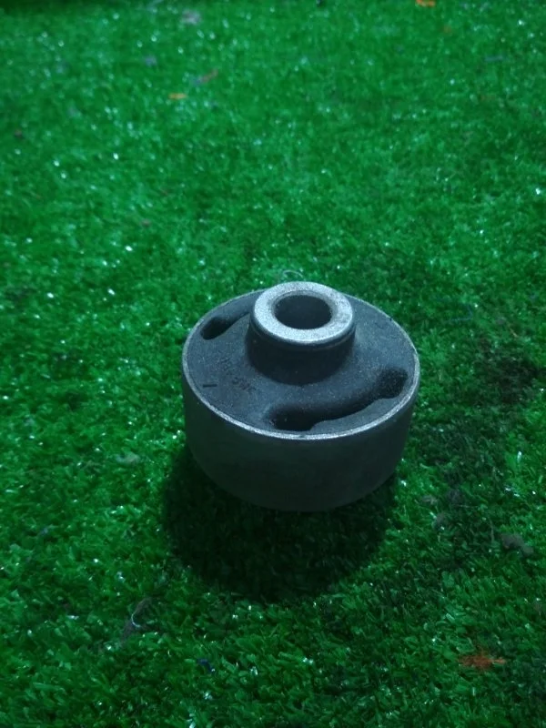 Сайлентблок нижнего рычага подвески Mitsubishi Lancer 2003 MR403441, задний