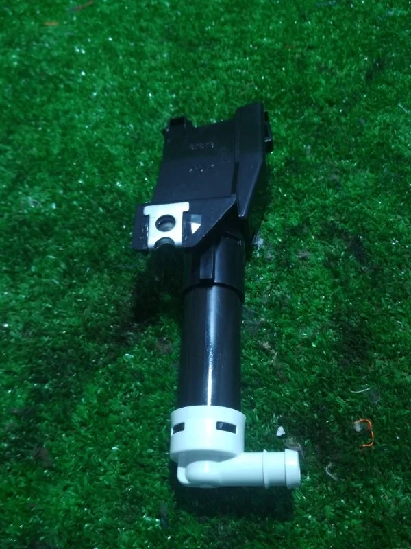 Форсунка омывателя фары Mitsubishi Pajero 2006 8264A025, передняя левая