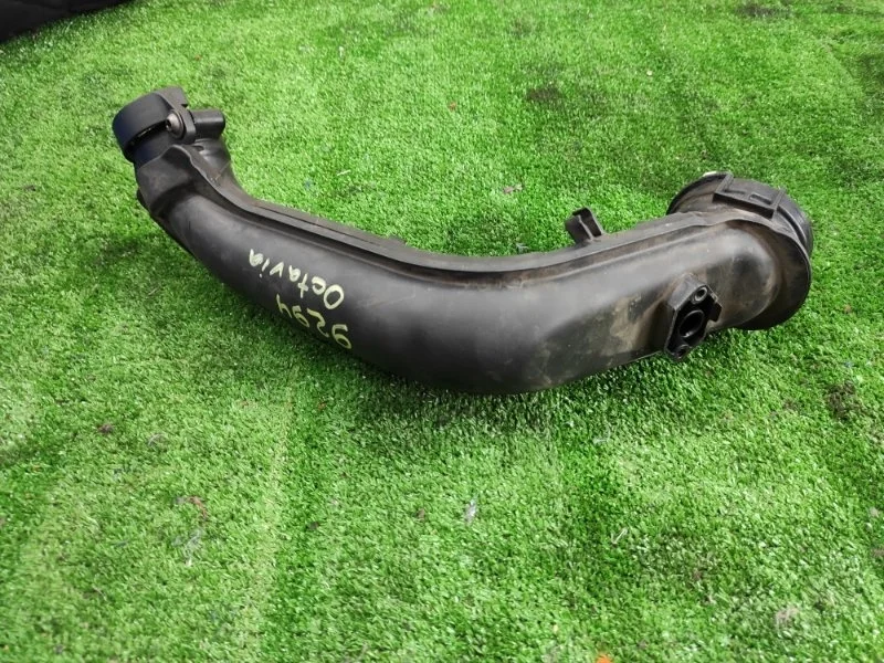 Патрубок Skoda Octavia 2010 03C145673H A5 CAXA