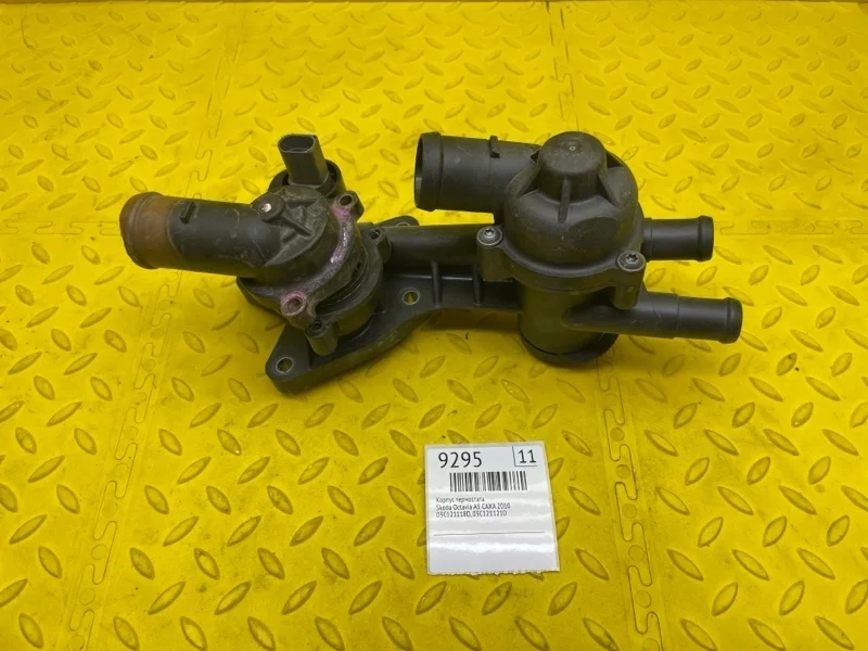 Корпус термостата Skoda Octavia 2010 03C121118D A5 CAXA