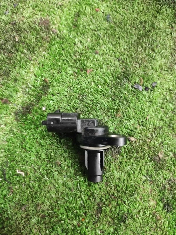 Датчик положения распредвала Kia Rio 2020 393502B030 G4FGW409603