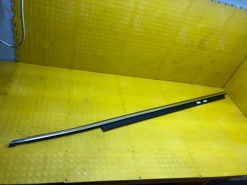 Уплотнитель опускного стекла Audi A5 8T0853283C2ZZ 8T, передний левый